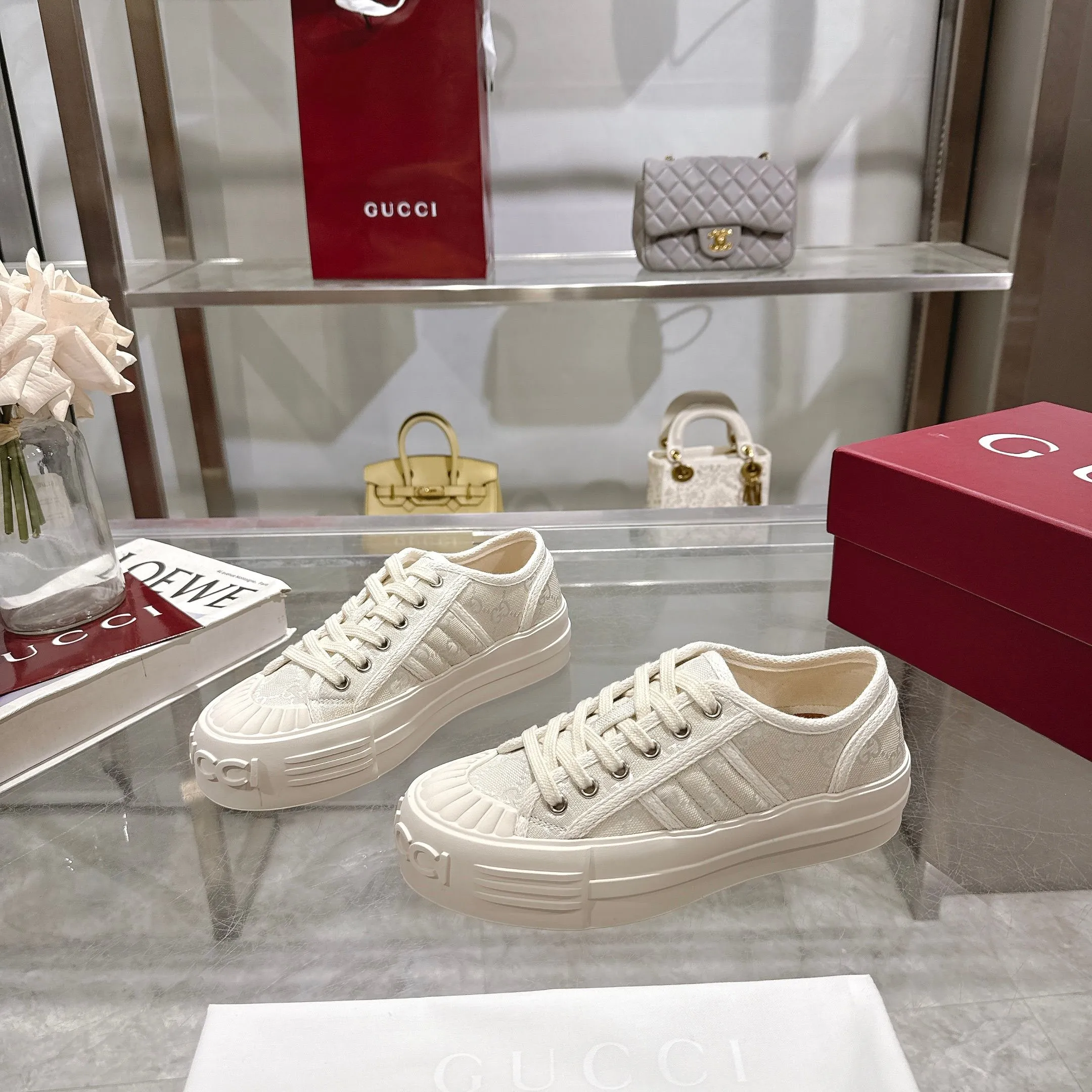 👟👟Ex-factory price 480👟👟 Crafted with iconic GG canvas❤, it cleverly combines spot design and modern aesthetics💋. The bold and avant-garde gallery shape is paired with "Gucci printed embossed rubber sole🌹, creating a dazzling item with full personality👏 and comfortable to wear." The original 1:1 molded sole looks like Huawei's chrysanthemum LOGO at first glance. 👍It is not on the same level as the high-protruding fake soles on the market👏✔️Full set packaging, size 35-4,